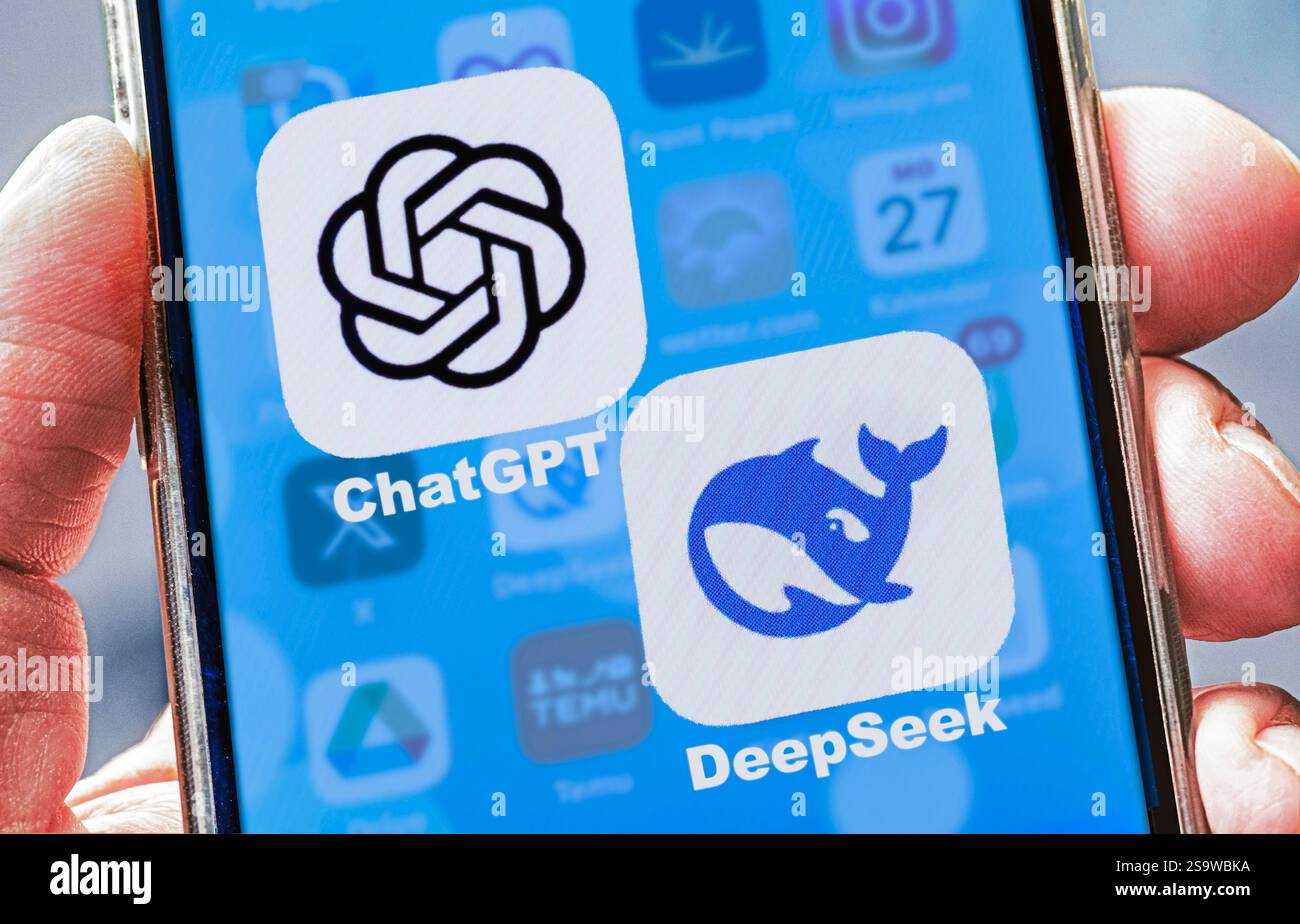 DeepSeek und ChatGPT auf einem Handy, das neue chinesische KI-Sprachmodell DeepSeek mit der US-Konkurrenz-App ChatGPT, Symbolfoto, München, Januar 2025 Deutschland, München, Januar 2025, Deep Seek, Konkurrent ChatGPT, App DeepSeek, neues chinesisches KI-Sprachmodell, zusammen mit der US-Konkurrenz-App ChatGPT auf einem Handy-Bildschirm, Symbolfoto, DeepSeek ist ein Start-up des gleichnamigen chinesischen Unternehmens, ChatGPT wurde von OpenAI entwickelt, Künstliche Intelligenz, Erfolg des neuen KI-Modells führt zu Kursverlusten bei Tech-Aktien, Vorherrschaft der amerikanischen KI-Unternehmen b Stockfoto