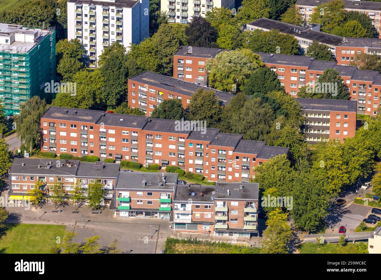 Luftsicht, Hochhäuser und Mehrfamilienhäuser, Wohngebiet, Oberilp, rote Hausfassaden, Harzstraße, Heiligenhaus, Ruhrgebiet, Stockfoto