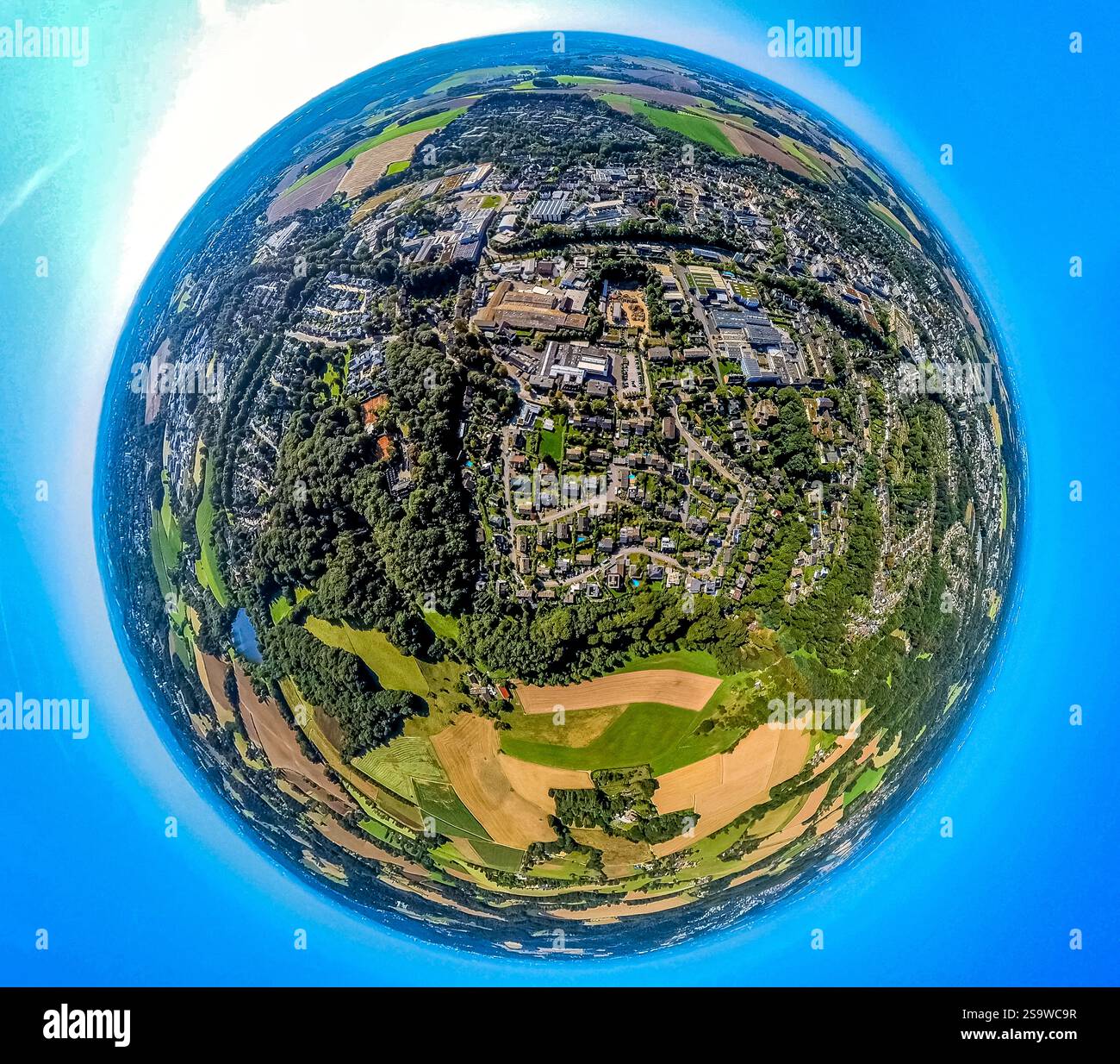 Luftaufnahme, Wohngebiet und Wohnsiedlung Konrad Adenauer Ring, Erdkugel, Fischaugenbild, 360-Grad-Bild, winzige Welt, kleiner Planet, Fishey Stockfoto