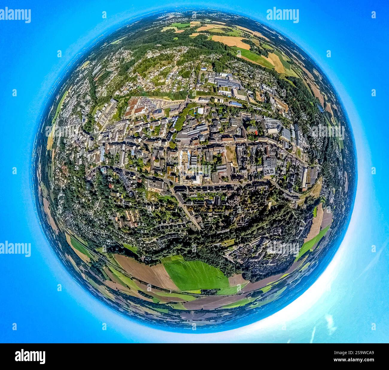 Luftaufnahme, Stadtzentrum, Bundesstraße B227, Erdkugel, Fischaugenbild, 360°-Bild, winzige Welt, kleiner Planet, Fischaugenbild, Leubeck, Heili Stockfoto