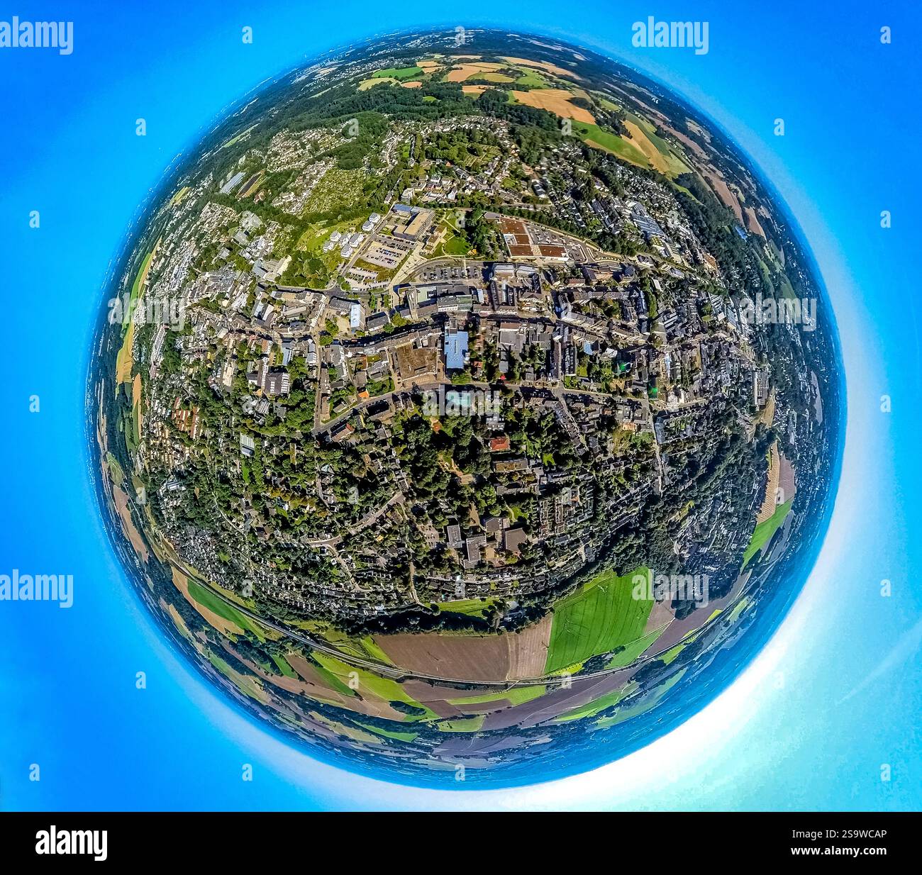 Luftaufnahme, Stadtzentrum, Bundesstraße B227, Erdkugel, Fischaugenbild, 360°-Bild, winzige Welt, kleiner Planet, Fischaugenbild, Leubeck, Heili Stockfoto
