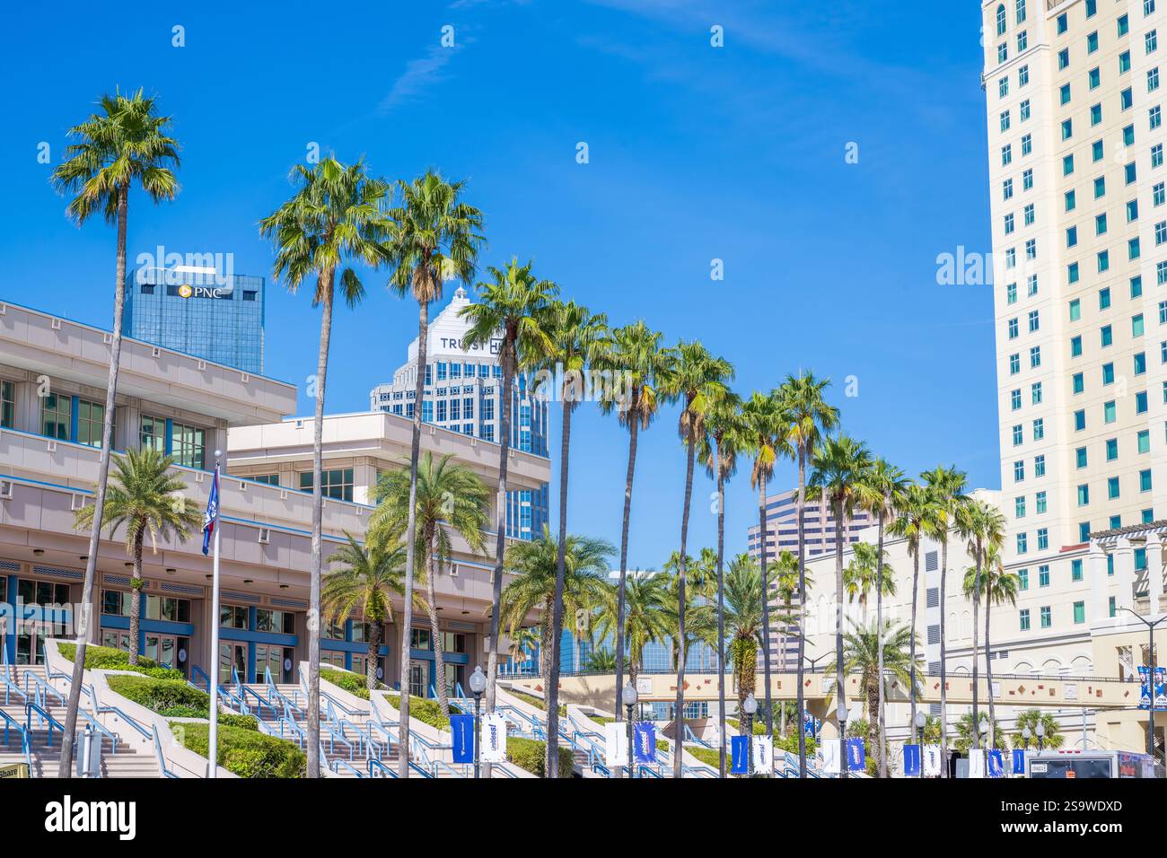 Tampa Bay Convention Center in Florida mit Blick auf die Skyline vom Riverwalk Trail Stockfoto