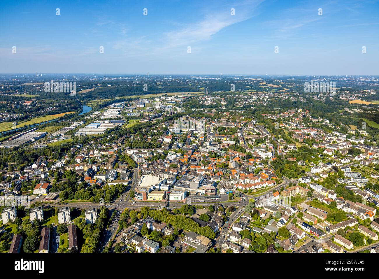 Blick aus der Vogelperspektive, Wohnviertel mit Blick auf die Stadt mit historischer Altstadt und St. George's Church im Zentrum, Fernsicht und blauem Himmel, Hattin Stockfoto
