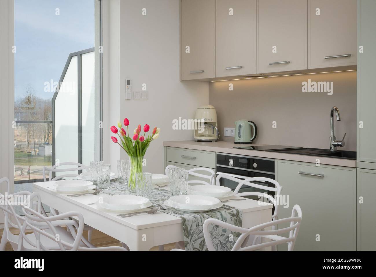 Moderne Küche und Essbereich mit Tulpen Stockfoto