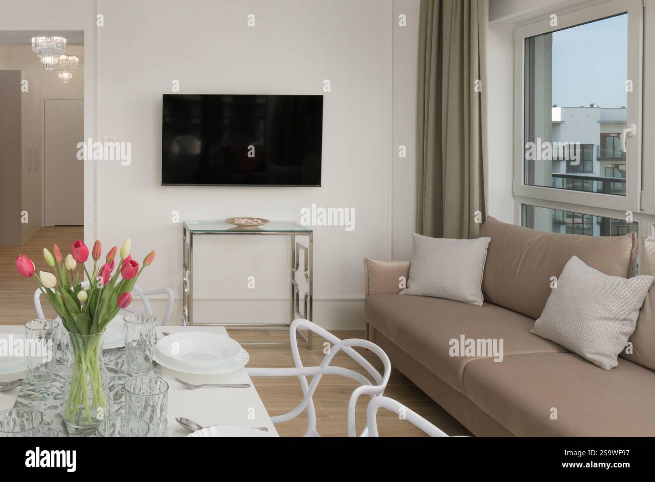 Elegantes Wohnzimmer und Essbereich mit modernen Möbeln Stockfoto