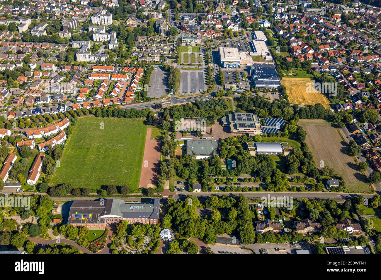 Luftansicht, Freiherr-vom-Stein-Gymnasium Hamm und Wiesenbereich, hinter Westpress Arena und Beta Finanz Eissportarena Eisbahn mit Modernisierung und Stockfoto