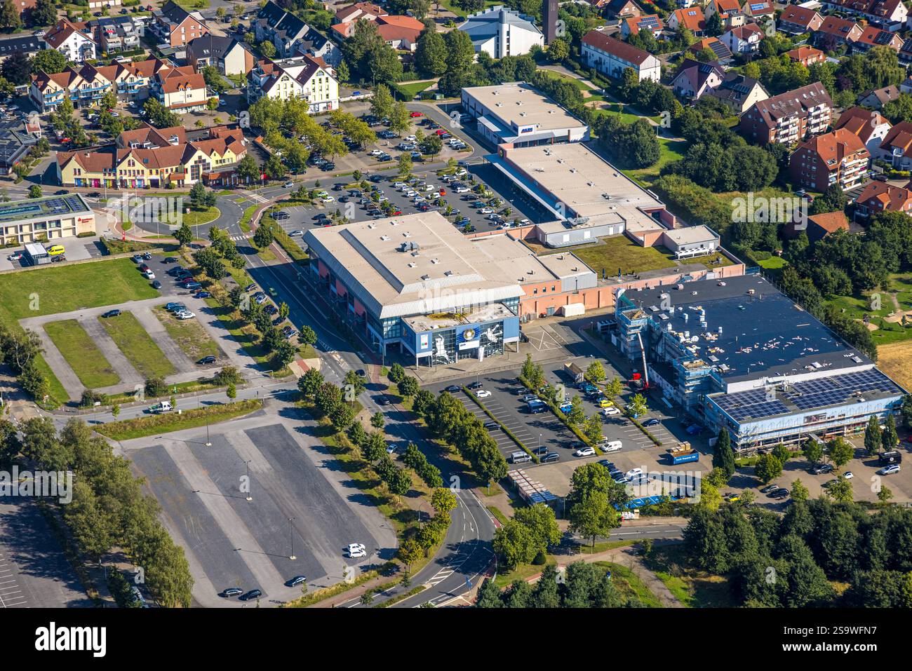 Blick aus der Vogelperspektive, Westpress Arena und Beta Finanz Eissportarena mit Modernisierungs- und Renovierungsarbeiten, hinter dem Einkaufszentrum mit Aldi und Edeka Stockfoto