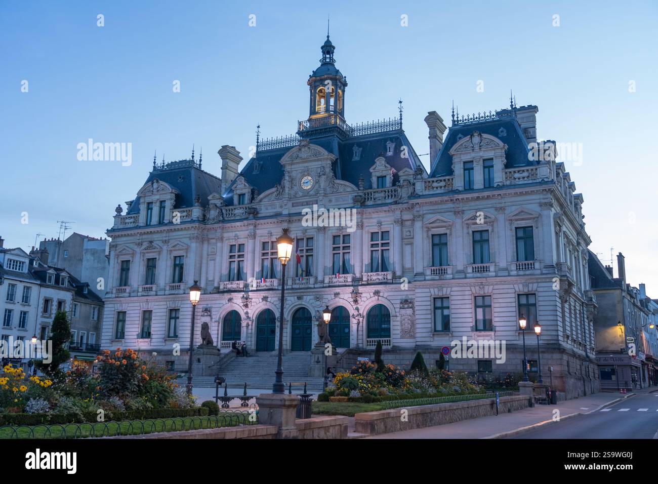 VANNES, FRANKREICH - 27. AUGUST 2022: Hotel Ville de Vannes in der mittelalterlichen Stadt Vannes in der französischen Bretagne, nachts. Stockfoto