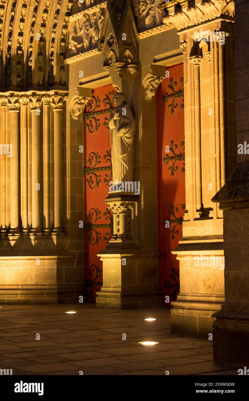 VANNES, FRANKREICH - 27. AUGUST 2022: Eingang der Kathedrale Saint Pierre in der mittelalterlichen Stadt Vannes in der französischen Bretagne, Stockfoto