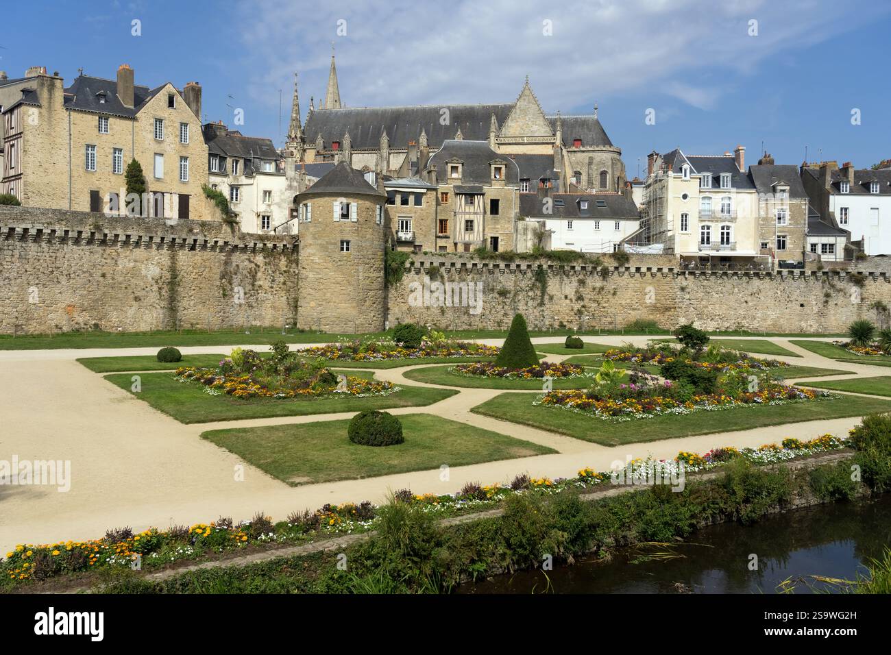 VANNES, FRANKREICH - 27. AUGUST 2022: Mauern und Gärten der wale der mittelalterlichen Stadt Vannes in der französischen Bretagne an einem sonnigen Tag. Stockfoto