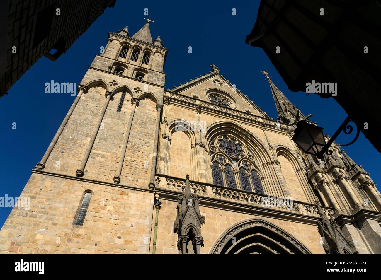 VANNES, FRANKREICH - 27. AUGUST 2022: Kathedrale Saint Pierre in der mittelalterlichen Stadt Vannes in der französischen Bretagne bei Sonnenuntergang. Stockfoto