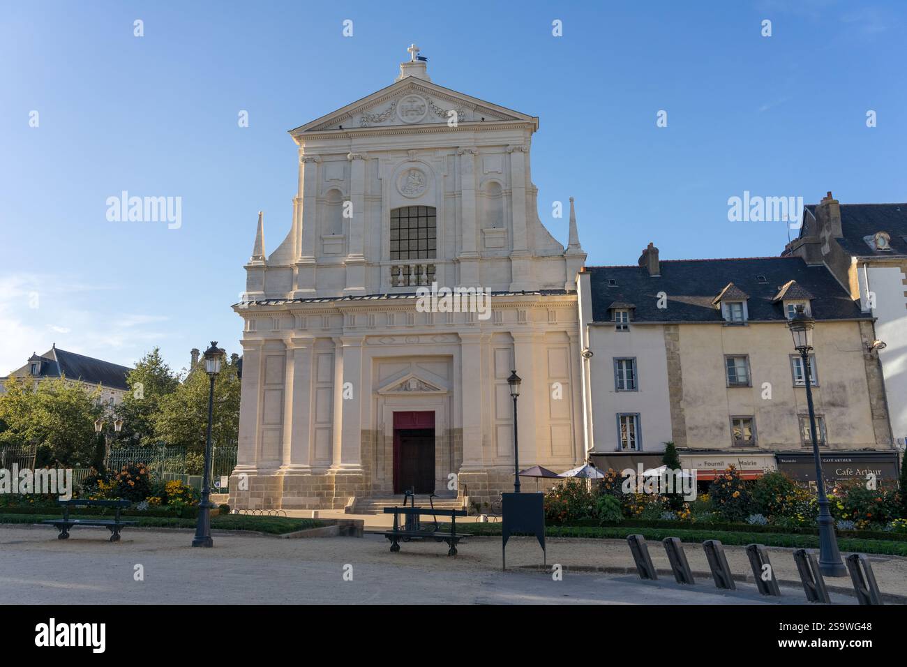 VANNES, FRANKREICH - 27. AUGUST 2022: Kapelle Saint Yves in der mittelalterlichen Stadt Vannes in der französischen Bretagne bei Sonnenuntergang. Stockfoto