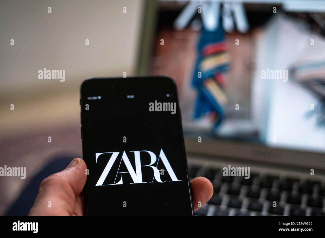 Zara-Logo auf dem Bildschirm des Mobiltelefons. Schnelle Modebranche Stockfoto