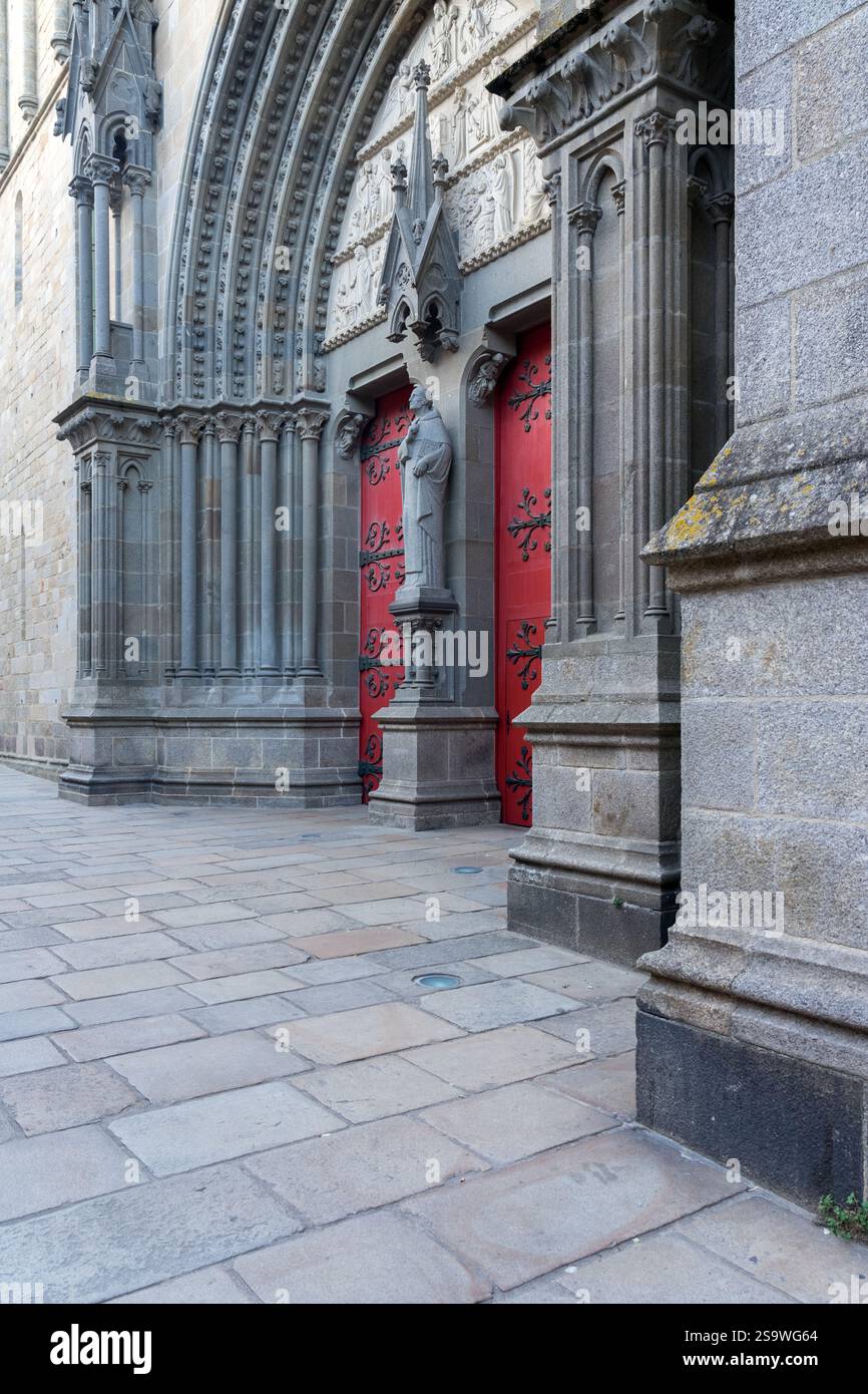 VANNES, FRANKREICH - 27. AUGUST 2022: Eingang der Kathedrale Saint Pierre in der mittelalterlichen Stadt Vannes in der französischen Bretagne, Stockfoto