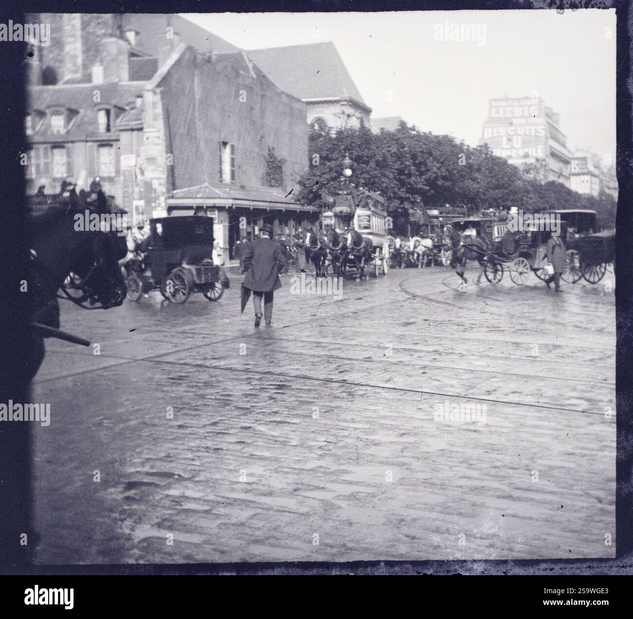 Boulevard Saint-Germain in the Rain, Paris um 1899, Archivfotografie des französischen Fotografen Eugène Trutat, Stockfoto