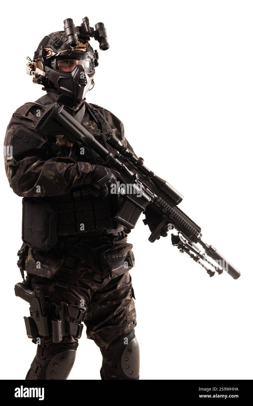 Bewaffneter Soldat in voller taktischer Schutzausrüstung, mit einem Gewehr mit fortschrittlicher Ausrüstung, einschließlich Nachtsichtbrille, verkörpert Bereitschaft, Präzision Stockfoto