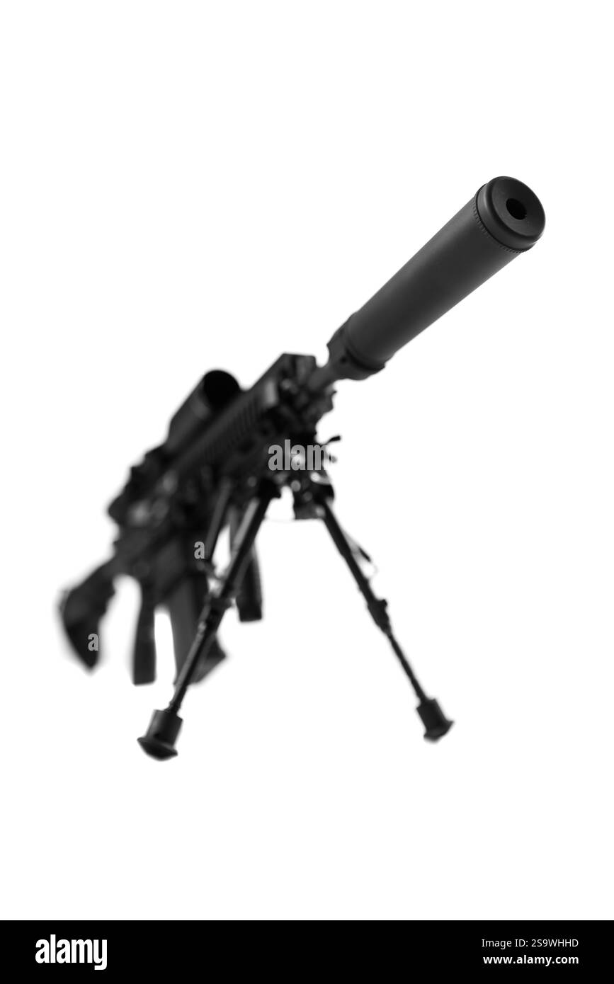 Eine detaillierte Nahaufnahme eines modernen Gewehrs, das mit einem Unterdrücker ausgestattet ist und auf einem Bipod montiert ist, hebt Präzision und fortschrittliche Schusswaffentechnologie hervor. Stockfoto