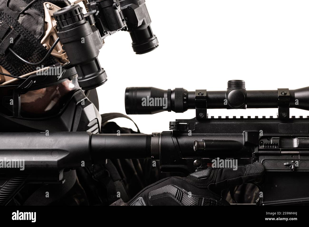 Nahaufnahme eines Soldaten, der mit fortschrittlicher taktischer Ausrüstung und Technologie ausgestattet ist und ein Gewehr mit Optik fokussiert, das professionelle militärische Readines zeigt Stockfoto