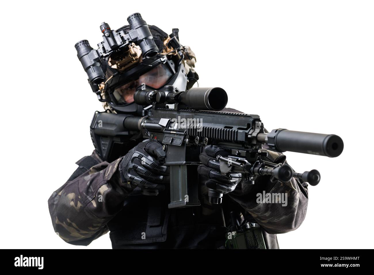 Soldat in fortschrittlicher taktischer Ausrüstung, ausgestattet mit Nachtsicht, die ein modernes Gewehr anvisiert, das Präzision, Strategie und militärische Bereitschaft symbolisiert. Ideal Stockfoto