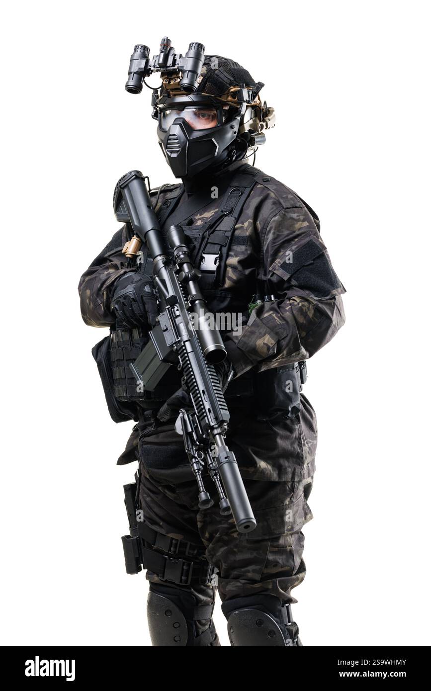 Taktischer Soldat, ausgestattet mit moderner Kriegsausrüstung, einschließlich Gewehr, Helmoptik und vollständiger Kampfuniform, dargestellt gegen einen weißen bac Stockfoto