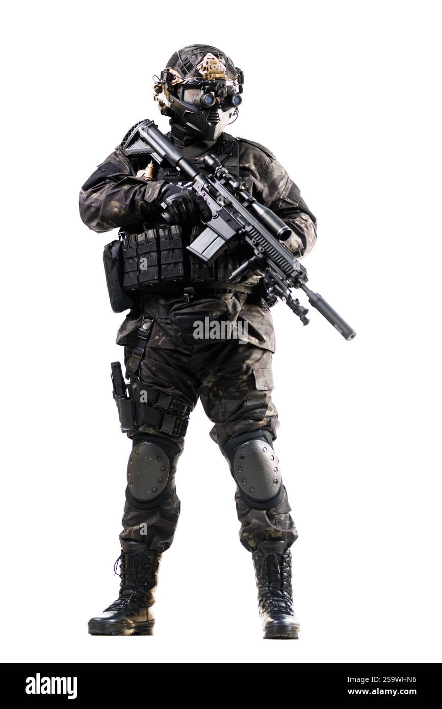 Spezialoperationen Militärsoldat in voller taktischer Uniform, der Waffen hält, Bereitwilligkeit und Professionalität unter Beweis stellt, isoliert in einem einfachen Studio Stockfoto