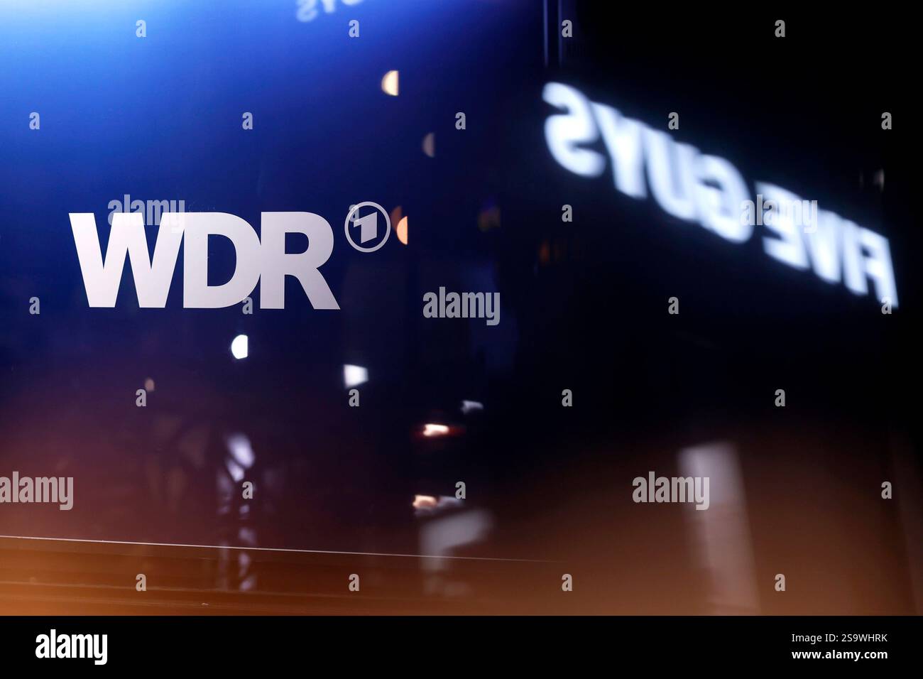 Das WDR-Logo zu sehen in einem verglasten Schaukasten vor dem Studio der ARD-Talkshow hart aber fair in den WDR-Studios Köln. Themenbild, Symbolbild Köln, 27.01.2025 NRW Deutschland *** das WDR-Logo ist in einer glasierten Vitrine vor dem Atelier der ARD Talkshow hart aber fair in den WDR-Studios Köln zu sehen Themenbild, Symbolbild Köln, 27 01 2025 NRW Deutschland Copyright: XChristophxHardtx Stockfoto