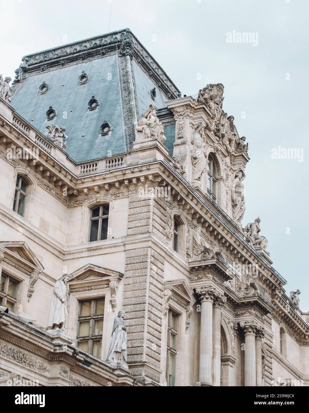 Ikonisches Foto des Louvre-Museums in Paris, das seine berühmte klassische Architektur des Museums zeigt Stockfoto