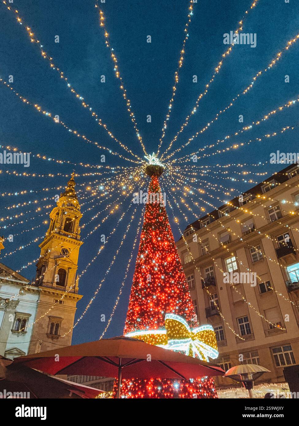 Bezauberndes Foto von einem Weihnachtsmarkt in Budapest, das die festliche Atmosphäre mit funkelnden Lichtern, Weihnachtsdekorationen und Verkäufern einfängt Stockfoto