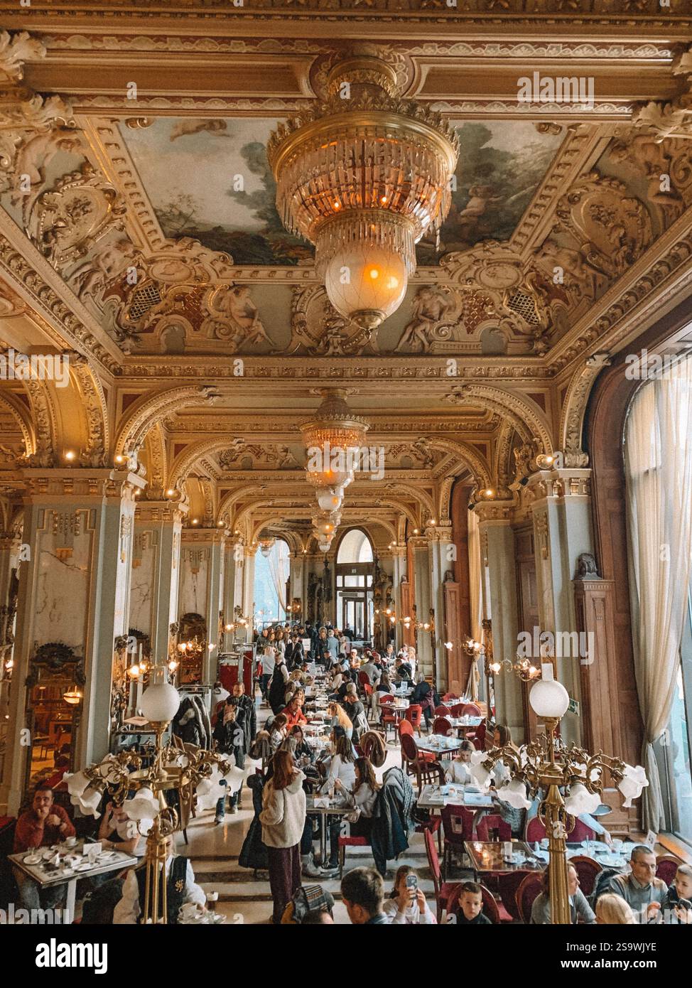 Elegantes Foto des Innenraums des Café New York in Budapest während der Weihnachtszeit Stockfoto