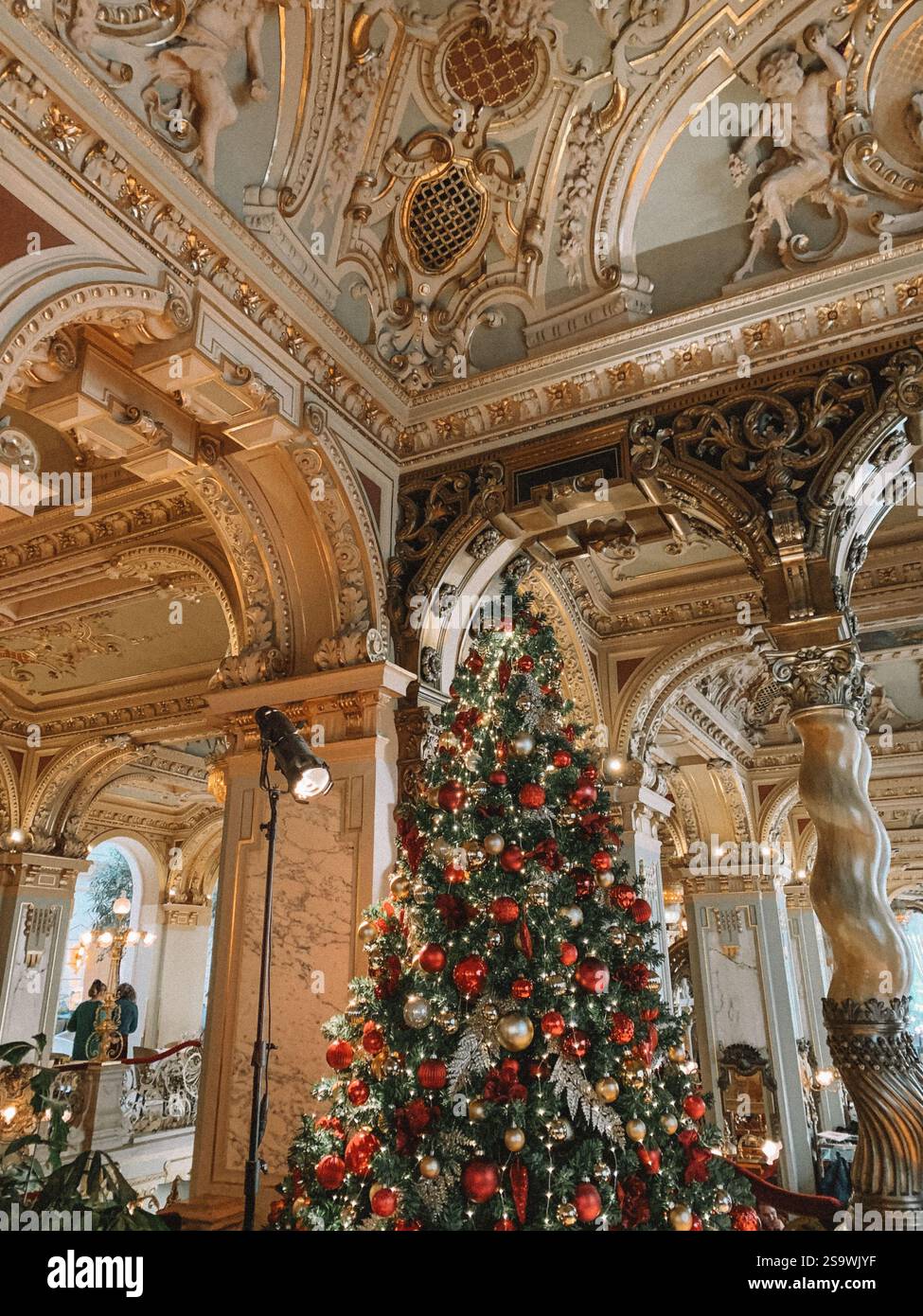 Elegantes Foto des Innenraums des Café New York in Budapest während der Weihnachtszeit Stockfoto