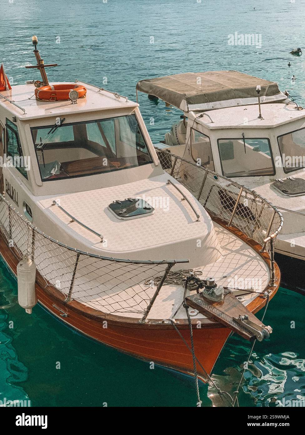 Ruhige Fotografie von Booten, die auf der Bosporusstraße in Istanbul schwimmen Stockfoto