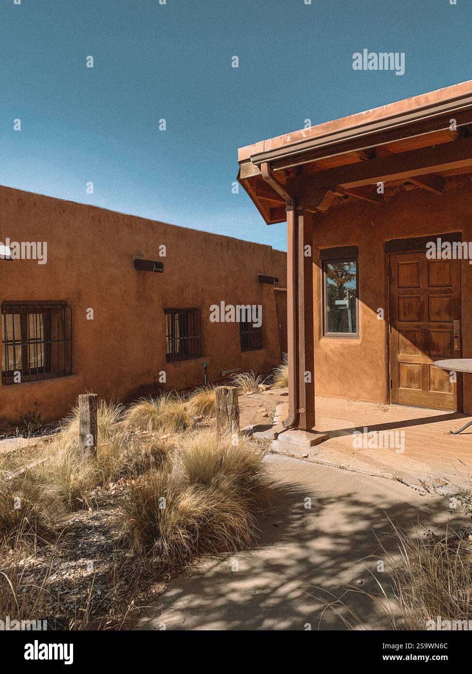 Ein fesselndes Foto von Santa Fe, New Mexico, zeigt die unverwechselbare adobe-Architektur der Stadt. Stockfoto