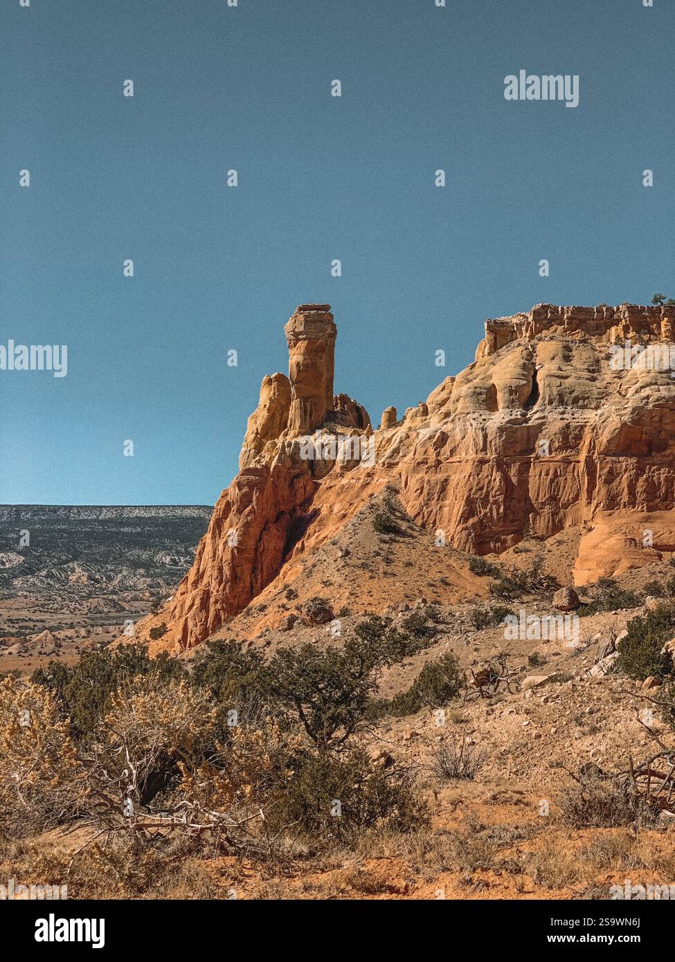 Atemberaubendes Landschaftsfoto der Ghost Ranch in New Mexico, das die pulsierenden roten Felsformationen und die weitläufige Wüstenlandschaft zeigt. Stockfoto