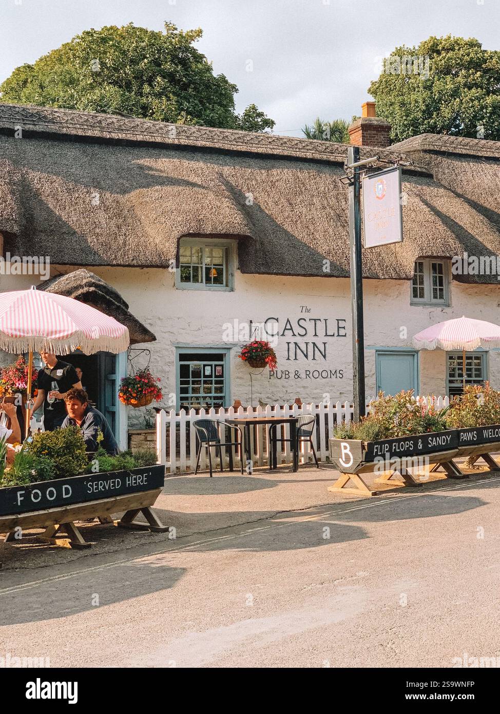 Ein malerischer englischer Pub auf dem Land an einem warmen Sommertag. Stockfoto