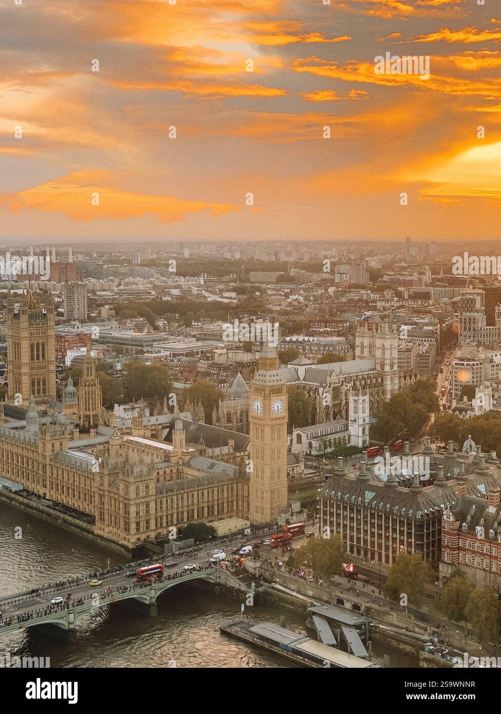 Fesselndes Luftbild der berühmten Houses of Parliament und Big Ben bei Sonnenuntergang, das Londons architektonische Pracht von oben zeigt Stockfoto