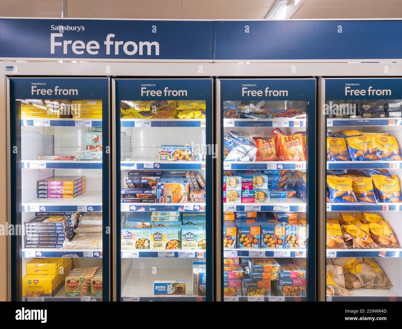 Frei vom Gang mit glutenfreiem Essen in Kühlschränken in einem Sainsbury's Supermarkt, Großbritannien. Eine glutenfreie Diät kann bei Zöliakie (Zöliakie) helfen Stockfoto