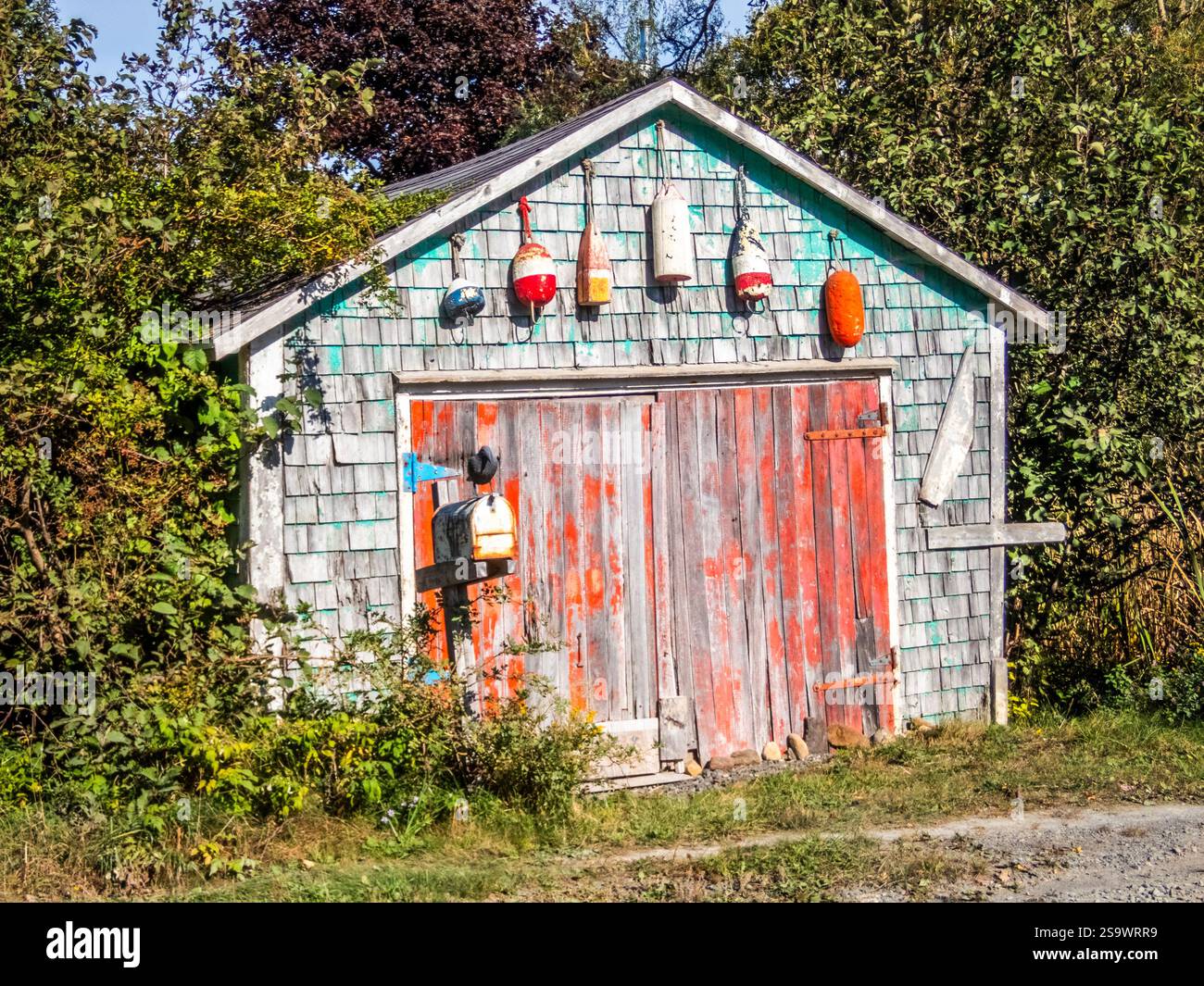 Angelbojen in einem kleinen Garagengebäude in Nova Scotia Kanada Stockfoto