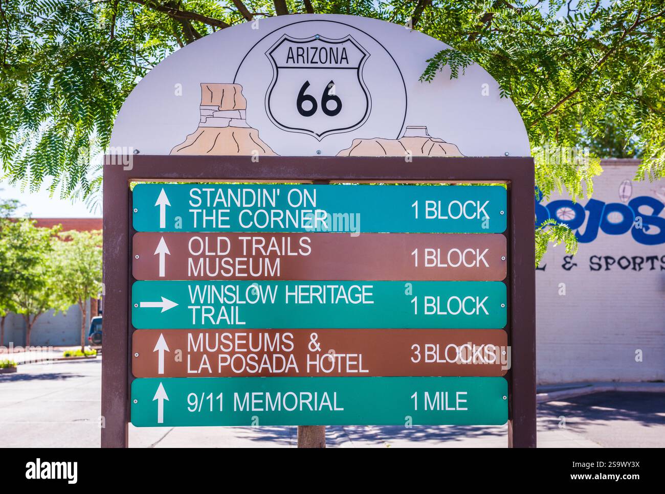 Winslow, AZ USA - 4. Juni 2018: Beschilderung mit Wegbeschreibung zu den Sehenswürdigkeiten in Winslow, Arizona. Stockfoto