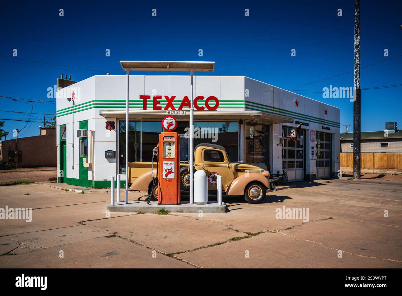 Winslow, AZ USA - 2. September 2024: Die neu restaurierte historische Texaco Tankstelle ist heute eine Attraktion am Straßenrand der Arizona US Route 66. Stockfoto