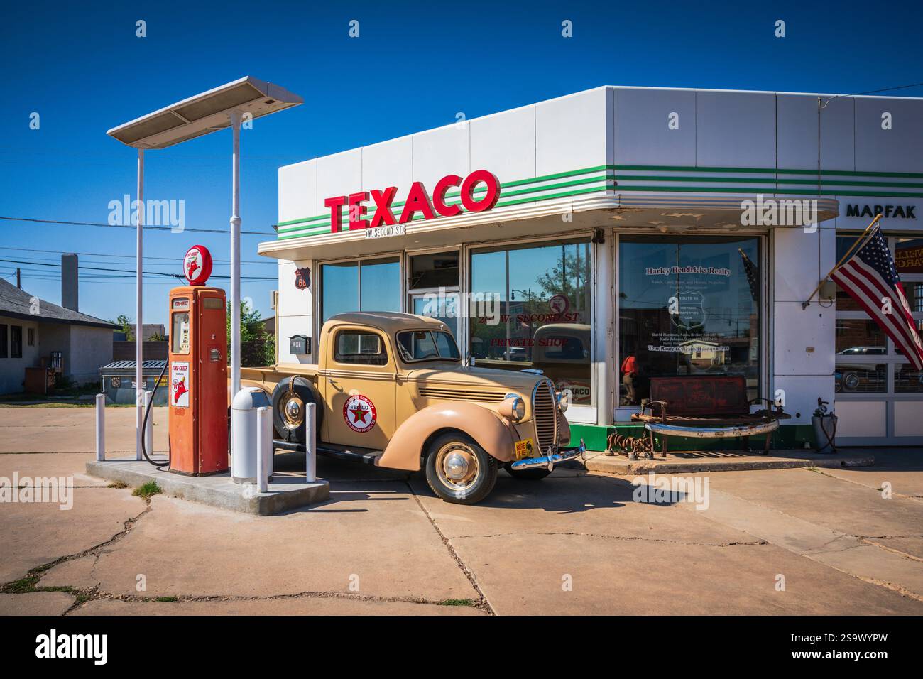 Winslow, AZ USA - 2. September 2024: Die neu restaurierte historische Texaco Tankstelle ist heute eine Attraktion am Straßenrand der Arizona US Route 66. Stockfoto