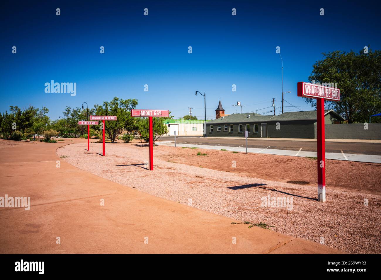 Winslow, AZ USA - 2. September 2024: Der First Street Pathway Park verfügt über einen 6 Blocks langen, angelegten Fußweg, der die lokale Geschichte und Kultur während des Laufens zeigt Stockfoto