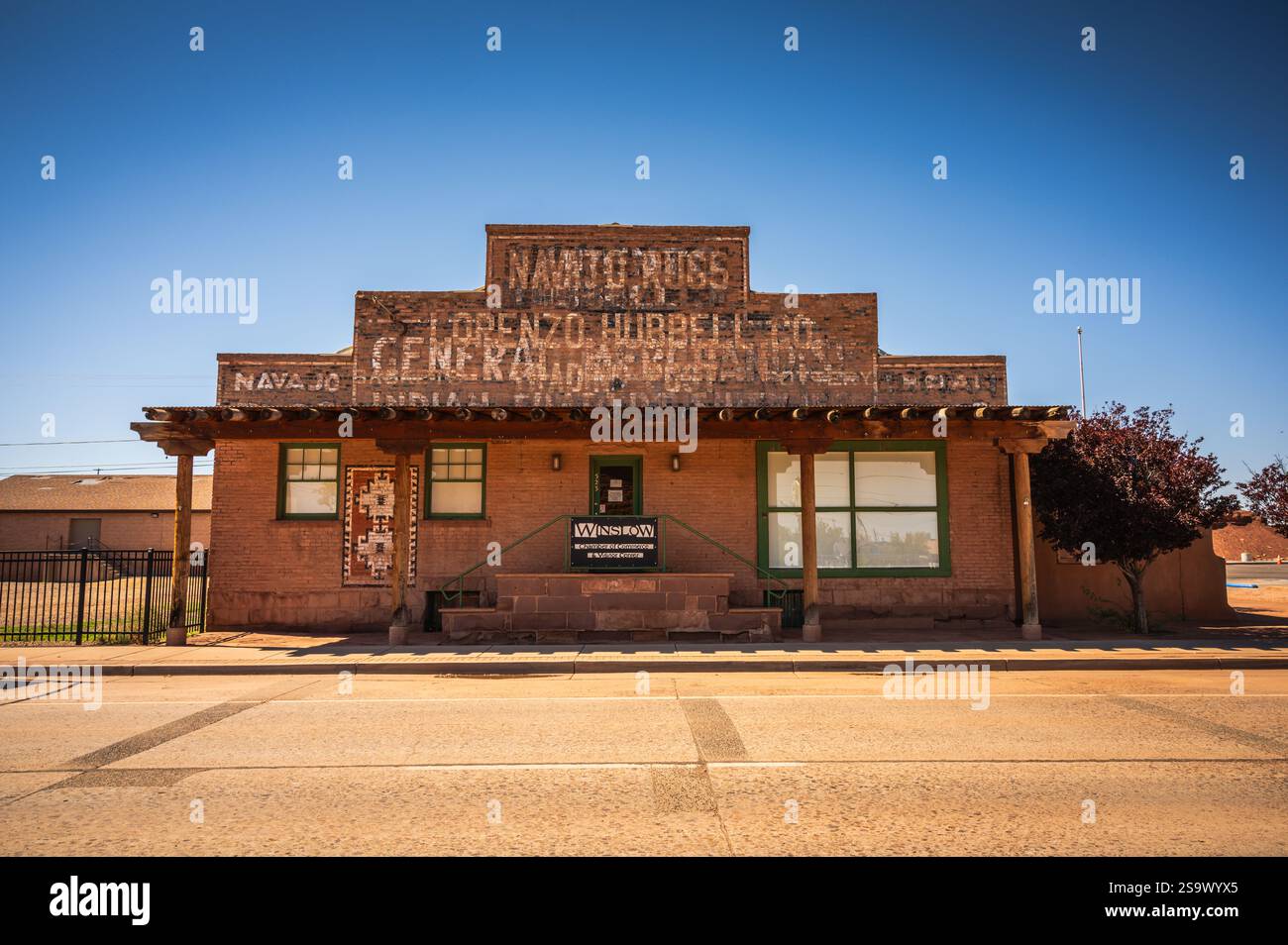 Winslow, AZ USA - 2. September 2024: Außenansicht des Winslow Visitor Center und Hubbell Trading Post. Stockfoto
