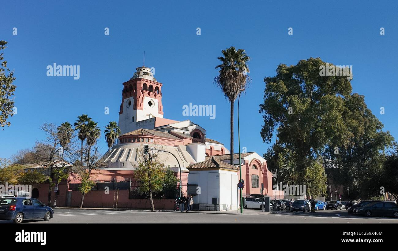 Das Gebäude der Seville School of Art ist ein historisches und architektonisch bedeutendes Gebäude in Sevilla, Spanien Stockfoto