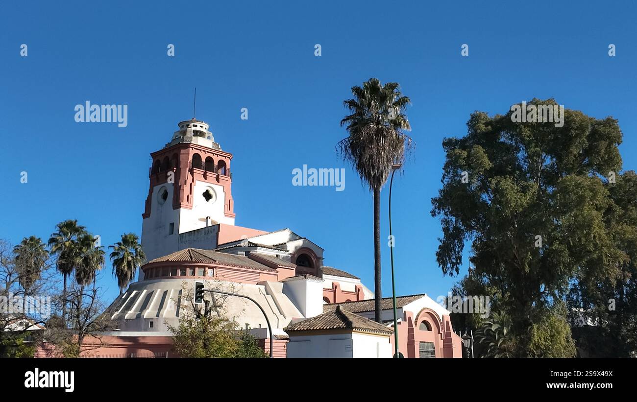 Das Gebäude der Seville School of Art ist ein historisches und architektonisch bedeutendes Gebäude in Sevilla, Spanien Stockfoto