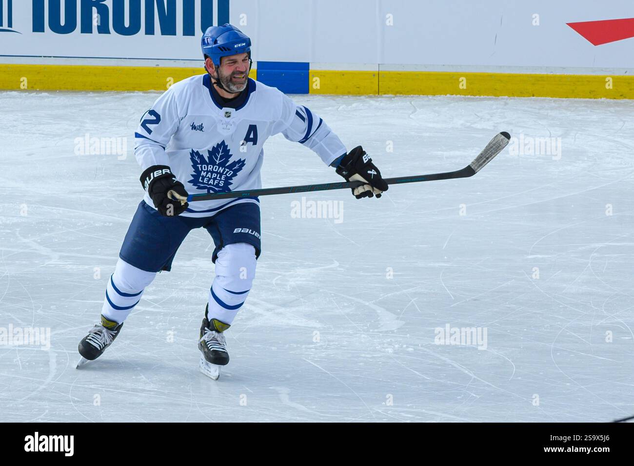 Toronto, ON, Kanada – 26. Januar 2025: Toronto Maple Leafs Alumni #12 Wendel Clark auf dem Eis während des Outdoor-Trainings Alumni Blue and White Game Stockfoto