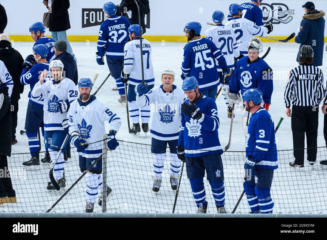 Toronto, ON, Kanada – 26. Januar 2025: Die Spieler begrüßen die Zuschauer nach dem von SportChek präsentierten Outdoor-Training-Alumni Blue and White Game Stockfoto