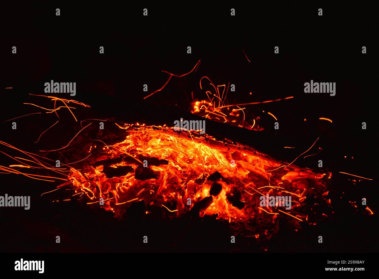 Glühendes Lagerfeuer Stockfoto
