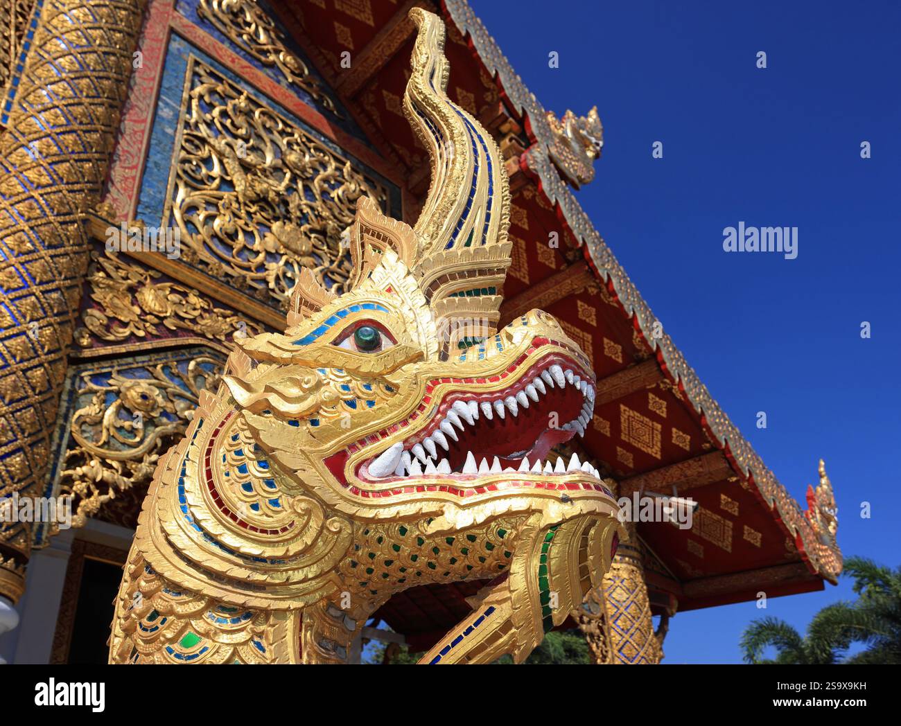 Goldel Statue Drachen Detail im Wat Phra Singh Woramahawihan Tempel, Chiang Mai, Thailand Stockfoto