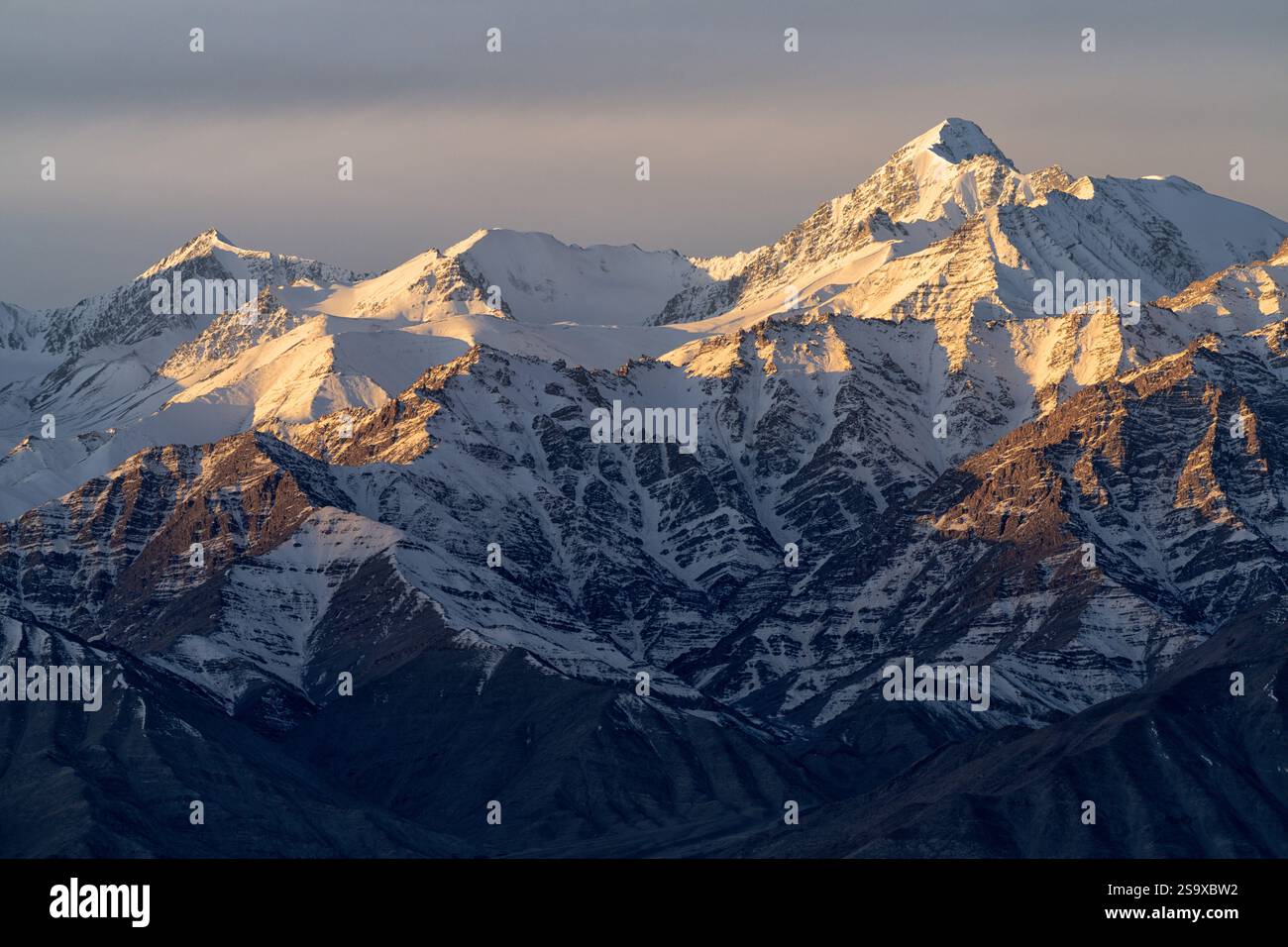 Indien, Ladakh, Leh, Himalaya Mountains. Die Berge rund um die Stadt Leh werden von der aufgehenden Sonne beleuchtet. Stockfoto
