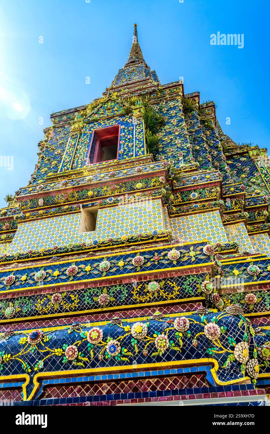 Farbenfrohe rote Tür Keramik Pagode Phra Maha Chedi, Wat Pho Tempel, Bangkok, Thailand. Phra Maha Pagoden wurden zwischen 1851 und 1868 von König Rama IV. Erbaut Stockfoto